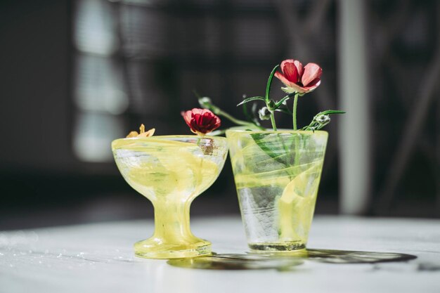 Foto primer plano de flores en vidrio en la mesa