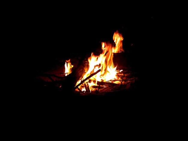 Foto primer plano de una fogata en llamas por la noche