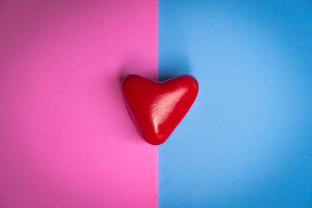 Primer plano de la forma de un corazón contra un fondo de color