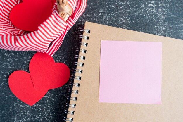 Foto primer plano de la forma del corazón por libro en la mesa