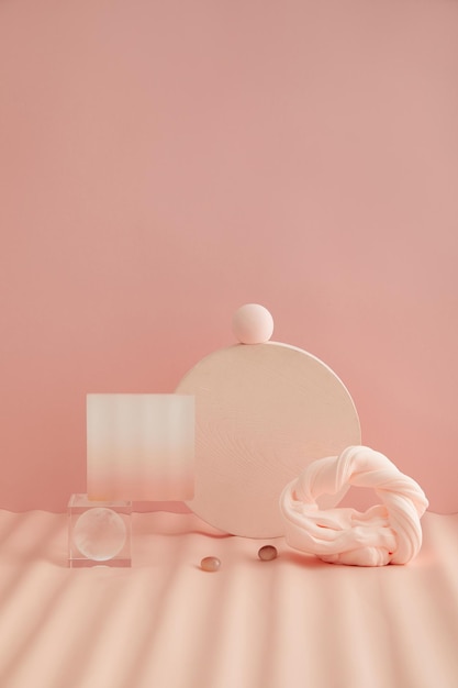 Primer plano de la forma de un corazón en una mesa rosa contra un fondo blanco