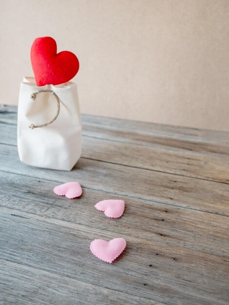 Foto primer plano en forma de corazón en la mesa rosada