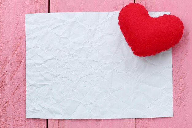 Foto primer plano de la forma de un corazón en papel