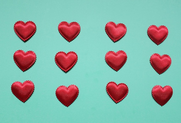 Primer plano de forma de corazón rojo contra un fondo negro