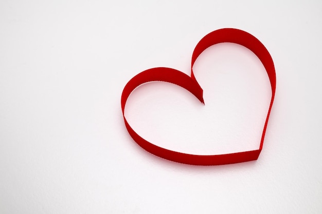 Primer plano de forma de corazón sobre fondo blanco.