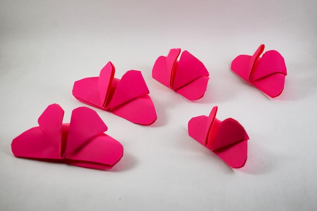 Primer plano de la forma de un corazón sobre un fondo blanco