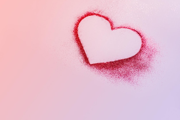 Primer plano en forma de corazón sobre un fondo rosado