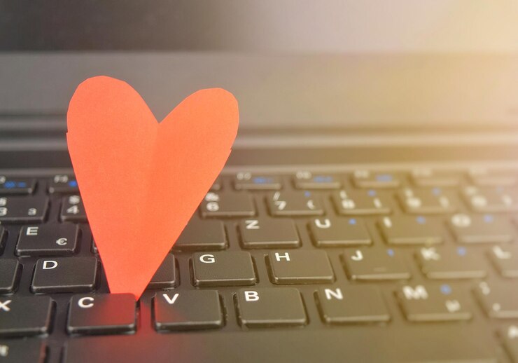 Foto primer plano de la forma de un corazón en el teclado
