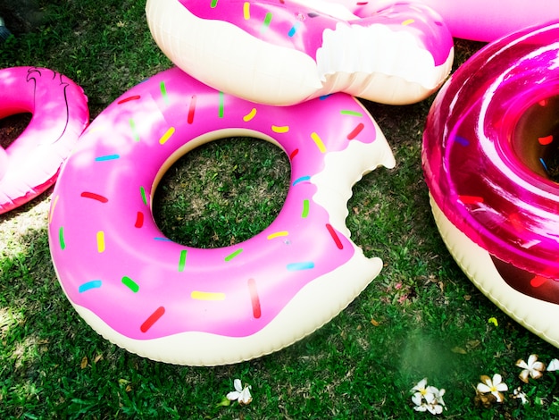 Primer plano de la forma de rosca de tubos inflable en hierba verde