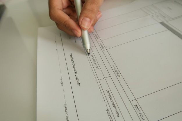 Primer plano de un formulario de factura fiscal que se completa a mano