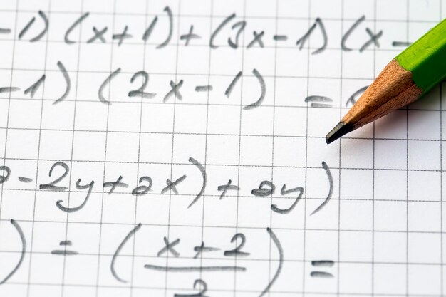 Primer plano de fórmulas matemáticas escritas a mano. concepto de educación