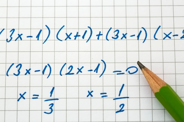 Primer plano de fórmulas matemáticas escritas a mano. concepto de educación