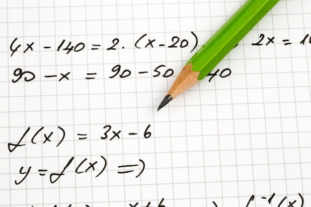 Primer plano de fórmulas matemáticas escritas a mano. concepto de educación