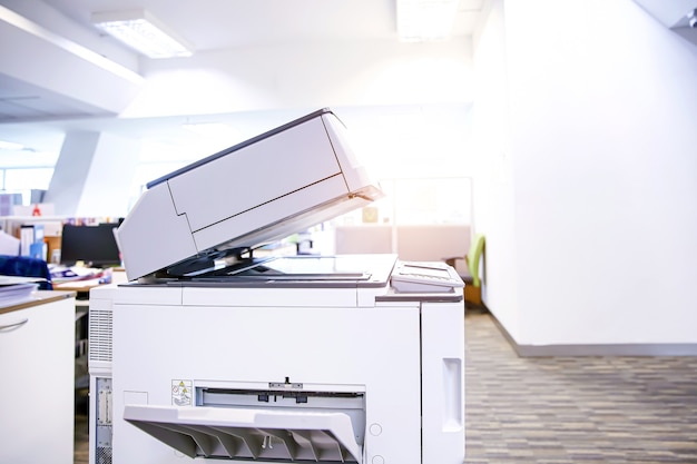 Foto primer plano de la fotocopiadora en el lugar de trabajo.