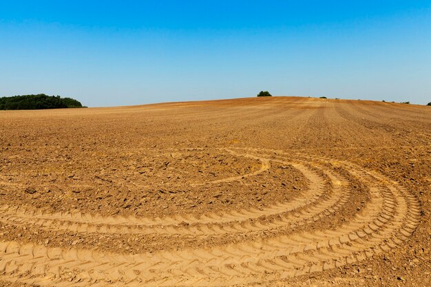 Primer plano fotografiado del campo agrícola arado para plantar un nuevo cultivo