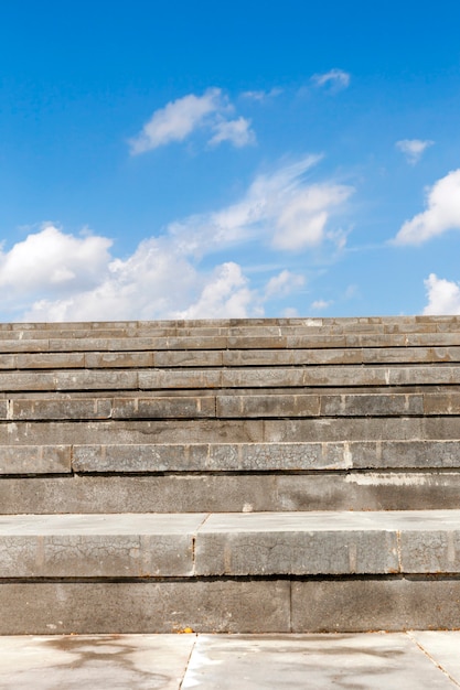 Primer plano fotografiado de escaleras a la calle.