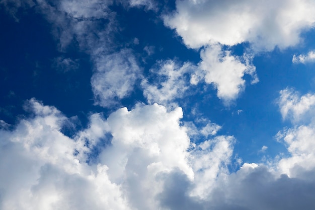 Primer plano fotografiado de nubes blancas en el cielo azul, profundidad de campo