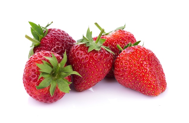 Primer plano de fresas aislado sobre superficie blanca