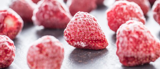 Primer plano de fresas congeladas cubiertas por las heladas.