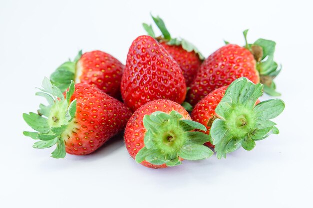 Primer plano de fresas contra un fondo blanco