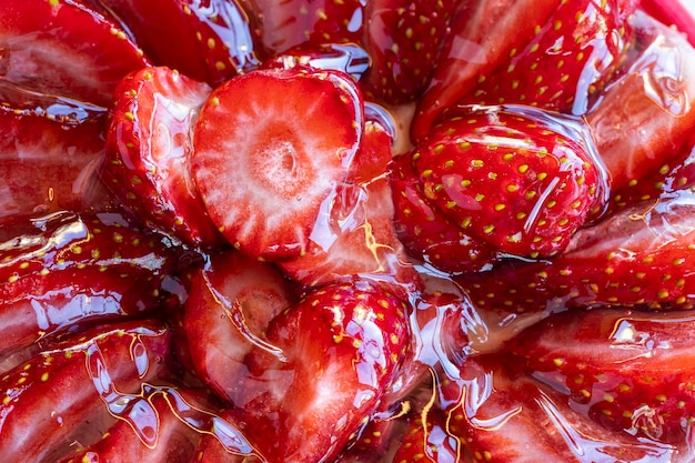 Primer plano de fresas cortadas a la mitad