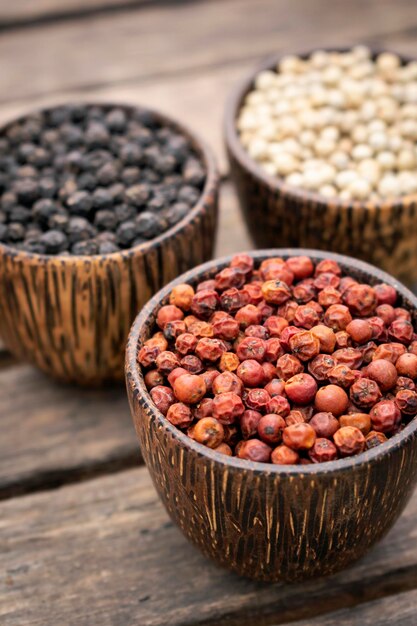 Foto primer plano de fresas en un cuenco sobre la mesa