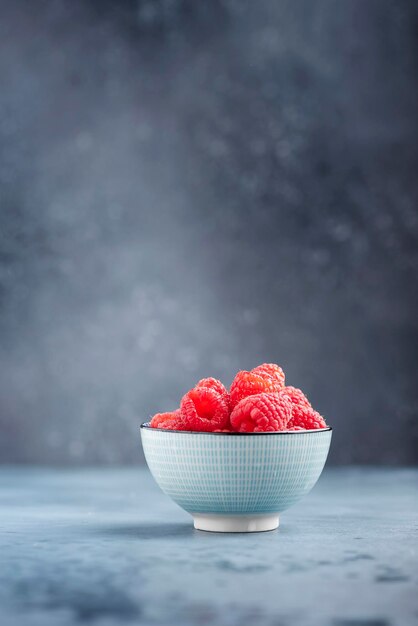 Foto primer plano de fresas en un cuenco sobre la mesa