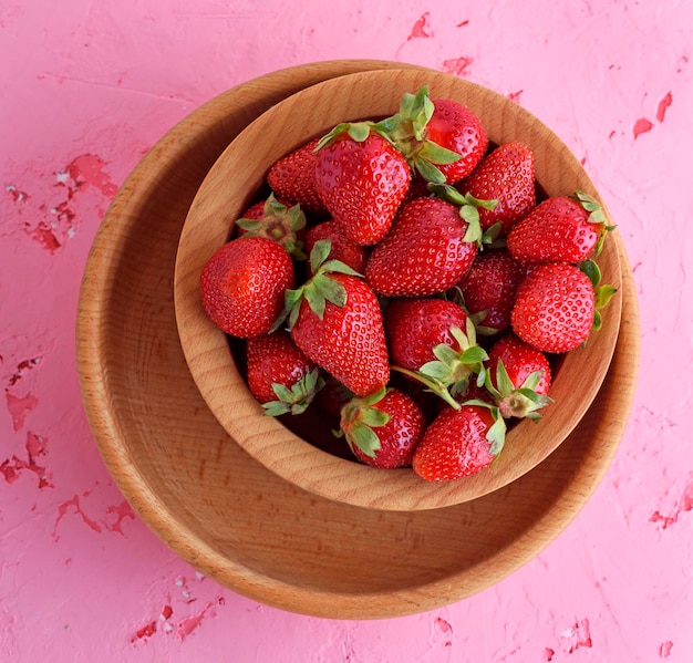 Primer plano de fresas en un cuenco sobre la mesa