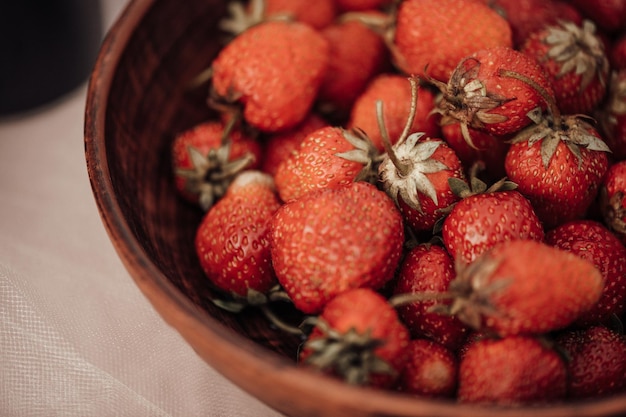 Primer plano de fresas en un cuenco sobre la mesa