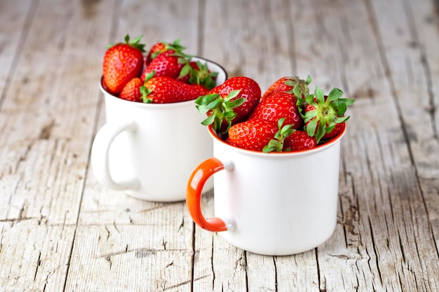 Foto primer plano de fresas en un cuenco sobre la mesa