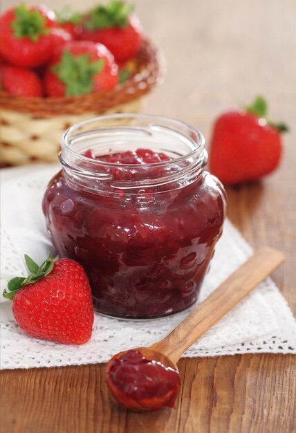 Foto primer plano de fresas en frasco en la mesa