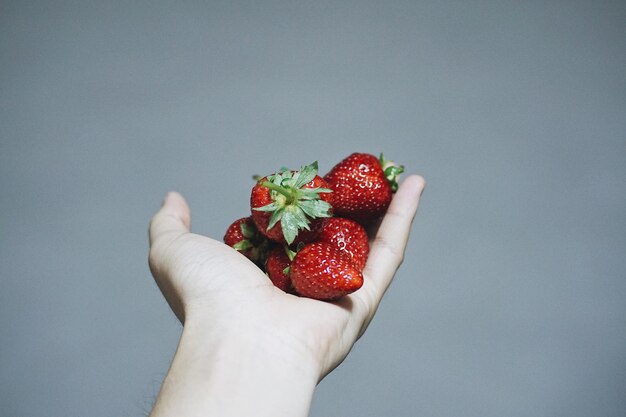 Foto primer plano de las fresas en la mano