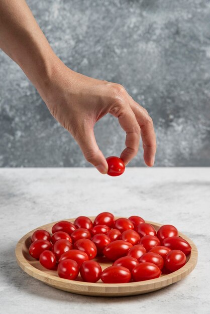 Foto primer plano de las fresas en la mano