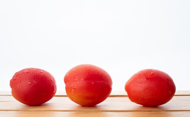 Primer plano de fresas en la mesa contra un fondo blanco