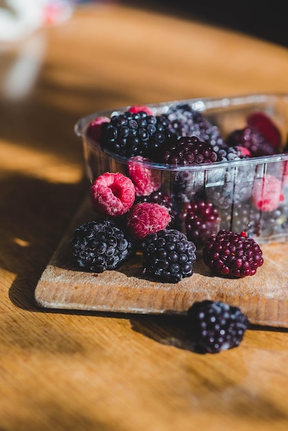 Foto primer plano de las fresas en la mesa