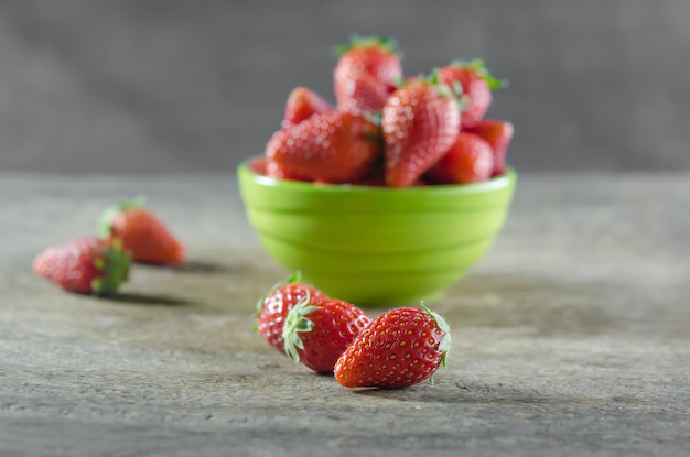 Primer plano de las fresas en la mesa