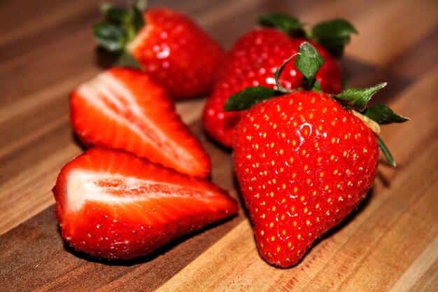 Foto primer plano de las fresas en la mesa