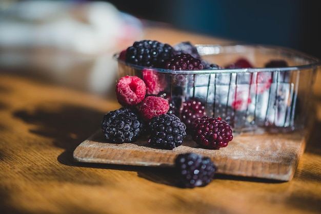 Foto primer plano de las fresas en la mesa