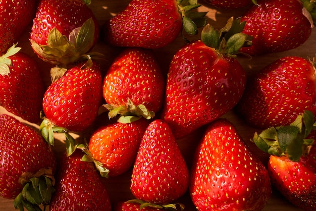 Un primer plano de fresas con la palabra fresa en la parte inferior