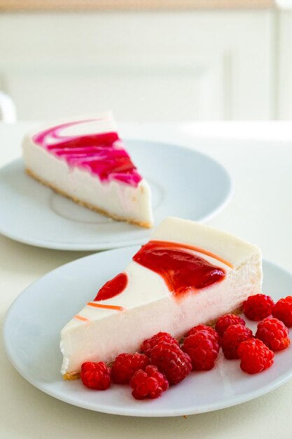 Foto primer plano de las fresas en el pastel en el plato