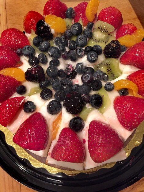 Foto primer plano de las fresas en el pastel
