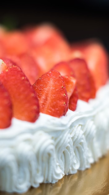 Foto primer plano de las fresas en el pastel