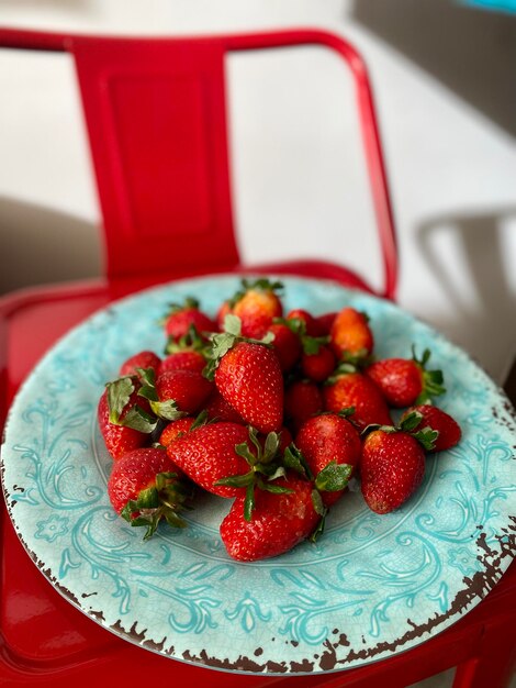 Foto primer plano de las fresas en el plato