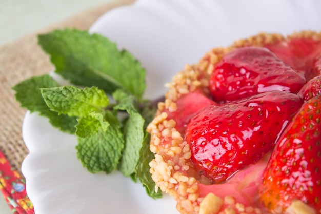 Foto primer plano de las fresas en el plato