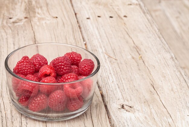 Foto primer plano de fresas en un recipiente de madera