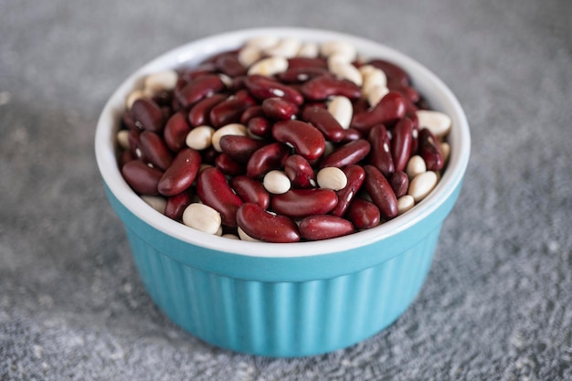 Foto primer plano de frijoles rojos y blancos comida vegetariana