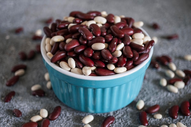 Foto primer plano de frijoles rojos y blancos comida vegetariana