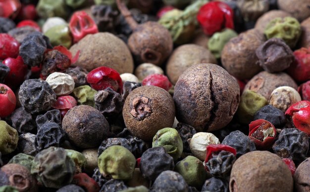 un primer plano de una fruta con una cara en ella