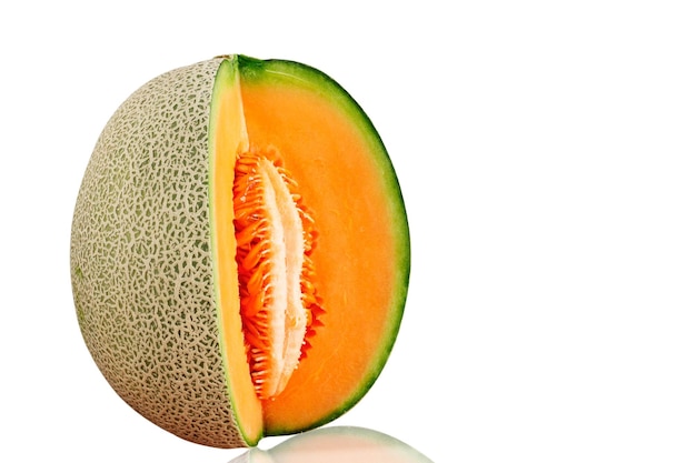 Primer plano de la fruta contra un fondo blanco