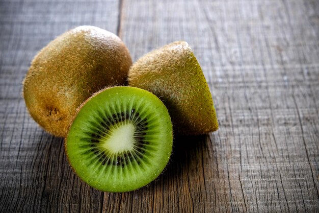 Primer plano de la fruta contra un fondo blanco